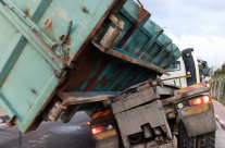  اللد: سقوط حمولة شاحنة في مدخل المدينة دون اصابات